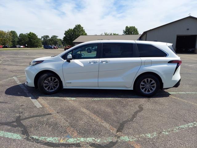 Photo of 2021 Blizzard Pearl Toyota Sienna