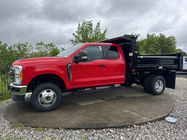Photo of 2023 Race Red Ford F-350
