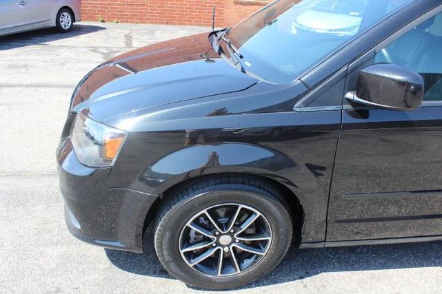 Photo of 2016 Brilliant Black Crystal Pearlcoat Dodge Grand Caravan
