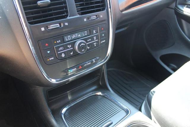 Photo of 2016 Brilliant Black Crystal Pearlcoat Dodge Grand Caravan