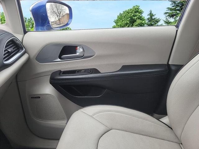 Photo of 2018 Ocean Blue Metallic Chrysler Pacifica Hybrid