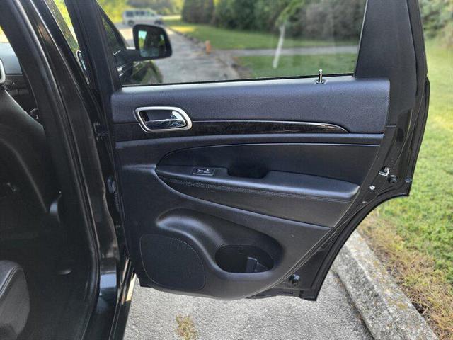 Photo of 2013 Brilliant Black Crystal Pearlcoat Jeep Grand Cherokee