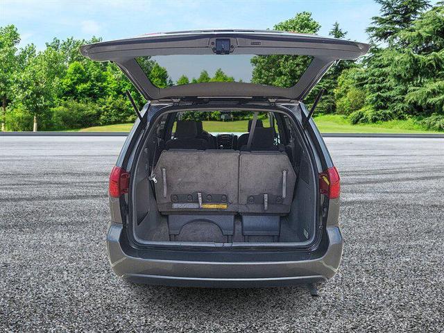 Photo of 2005 Phantom Gray Pearl Toyota Sienna