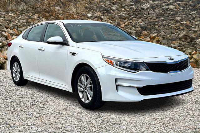 Photo of 2016 Snow White Pearl Kia Optima