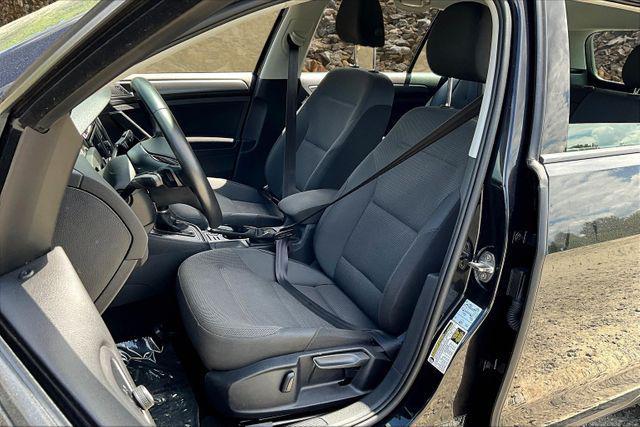 Photo of 2019 Deep Black Pearl Volkswagen Golf SportWagen