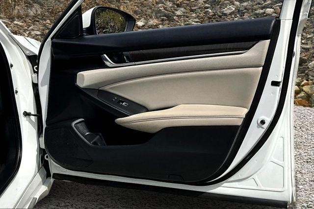 Photo of 2019 Platinum White Pearl Honda Accord