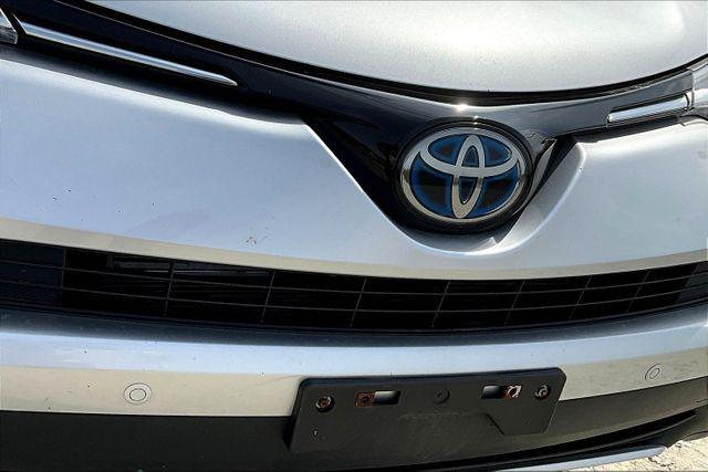 Photo of 2016 Classic Silver Metallic Toyota RAV4 Hybrid
