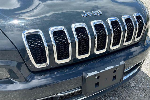 Photo of 2018 Gray Jeep Cherokee