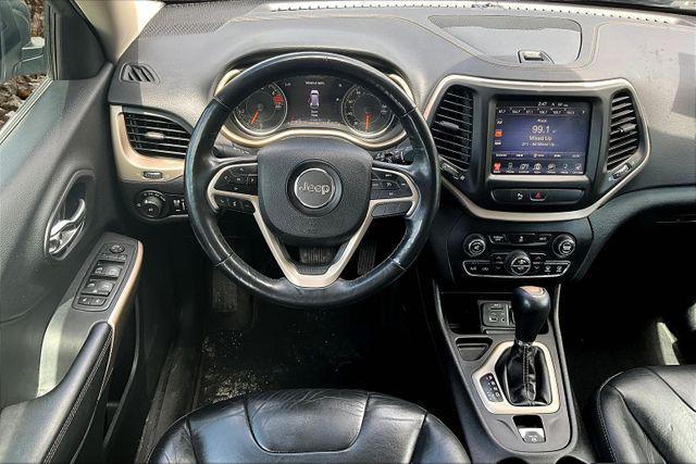 Photo of 2018 Gray Jeep Cherokee