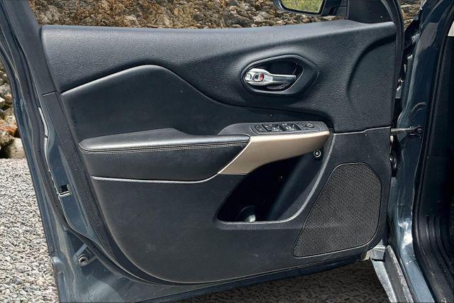 Photo of 2018 Gray Jeep Cherokee