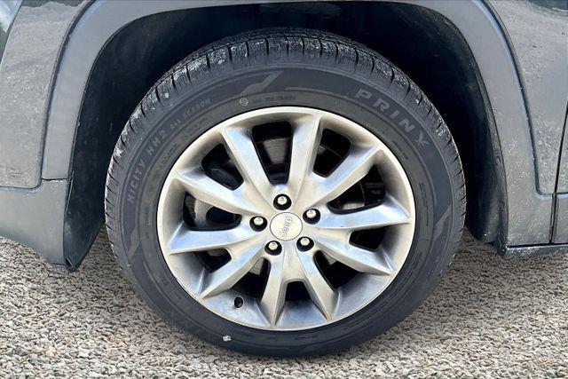 Photo of 2018 Gray Jeep Cherokee