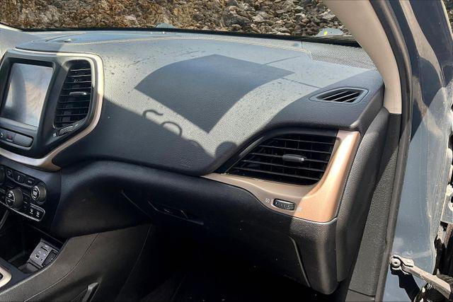 Photo of 2018 Gray Jeep Cherokee