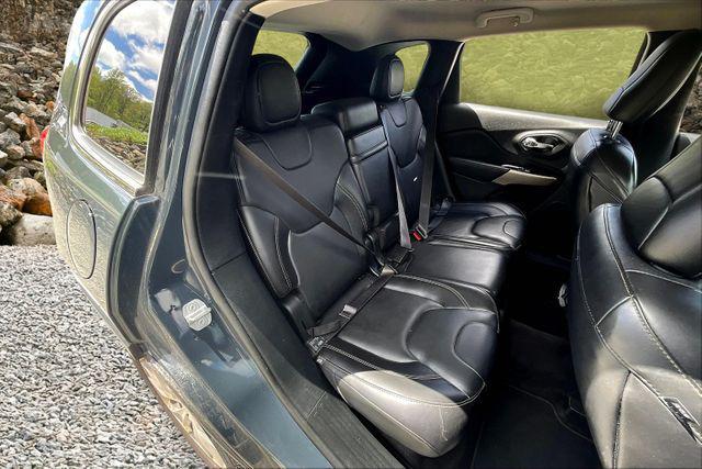 Photo of 2018 Gray Jeep Cherokee