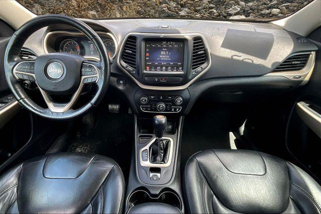Photo of 2018 Gray Jeep Cherokee