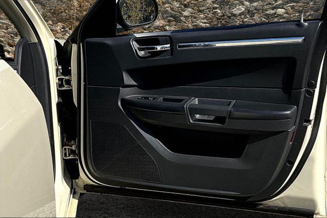 Photo of 2008 Cool Vanilla Clearcoat Chrysler 300