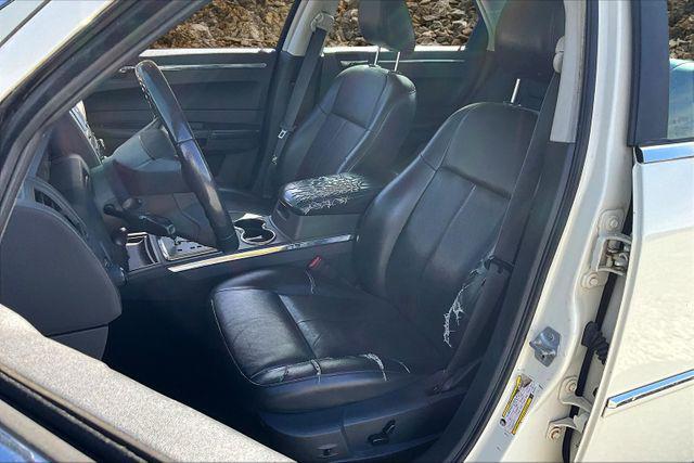 Photo of 2008 Cool Vanilla Clearcoat Chrysler 300