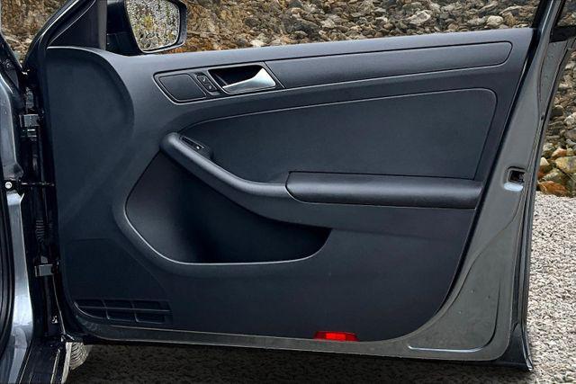 Photo of 2015 Platinum Gray Metallic Volkswagen Jetta