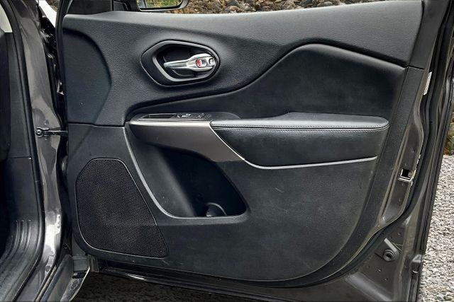 Photo of 2019 Gray Jeep Cherokee