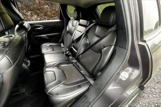 Photo of 2019 Gray Jeep Cherokee