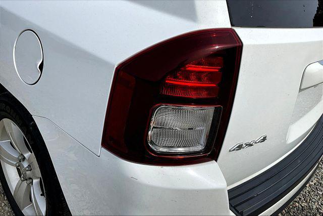 Photo of 2016 Bright White Clearcoat Jeep Compass
