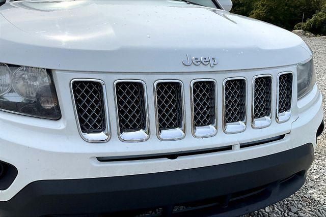 Photo of 2016 Bright White Clearcoat Jeep Compass