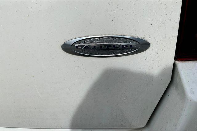 Photo of 2016 Bright White Clearcoat Jeep Compass