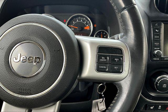 Photo of 2016 Bright White Clearcoat Jeep Compass