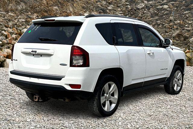 Photo of 2016 Bright White Clearcoat Jeep Compass