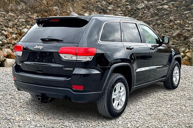 Photo of 2017 Diamond Black Crystal Pearlcoat Jeep Grand Cherokee