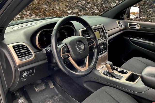 Photo of 2017 Diamond Black Crystal Pearlcoat Jeep Grand Cherokee