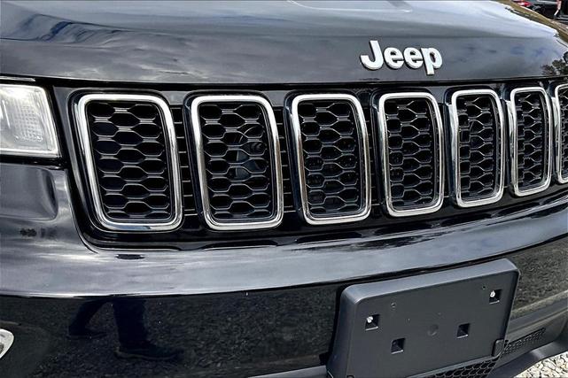 Photo of 2017 Diamond Black Crystal Pearlcoat Jeep Grand Cherokee