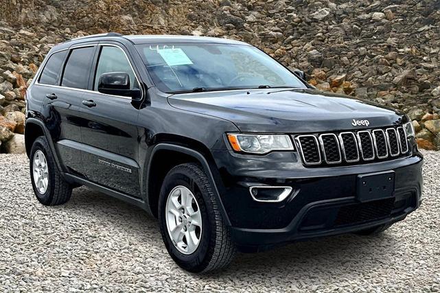 Photo of 2017 Diamond Black Crystal Pearlcoat Jeep Grand Cherokee