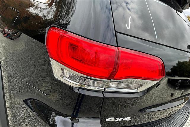 Photo of 2017 Diamond Black Crystal Pearlcoat Jeep Grand Cherokee