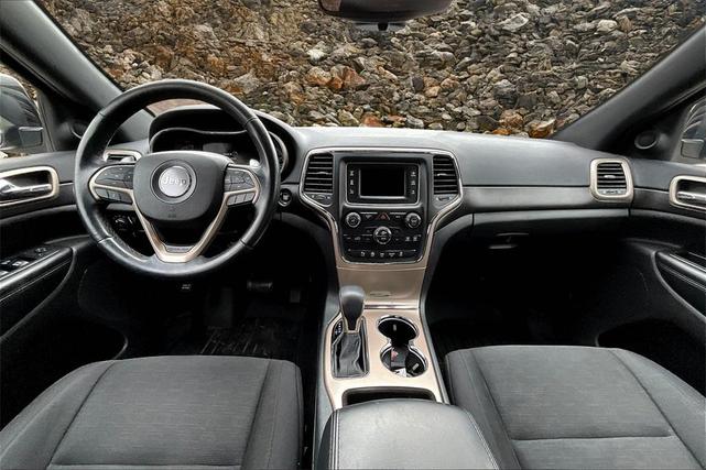 Photo of 2017 Diamond Black Crystal Pearlcoat Jeep Grand Cherokee