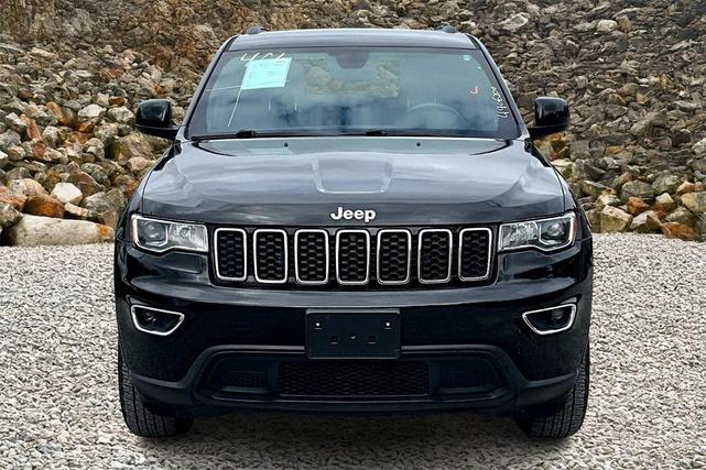 Photo of 2017 Diamond Black Crystal Pearlcoat Jeep Grand Cherokee