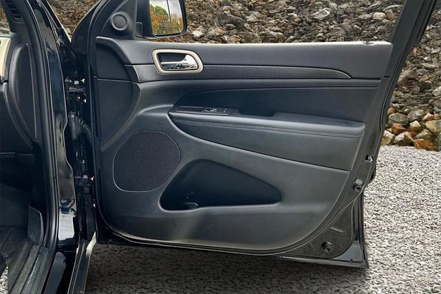 Photo of 2017 Diamond Black Crystal Pearlcoat Jeep Grand Cherokee