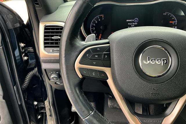 Photo of 2017 Diamond Black Crystal Pearlcoat Jeep Grand Cherokee