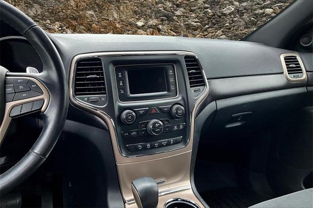 Photo of 2017 Diamond Black Crystal Pearlcoat Jeep Grand Cherokee