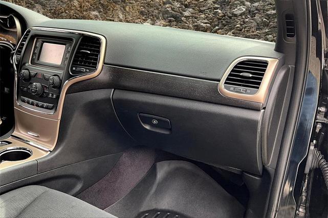 Photo of 2017 Diamond Black Crystal Pearlcoat Jeep Grand Cherokee