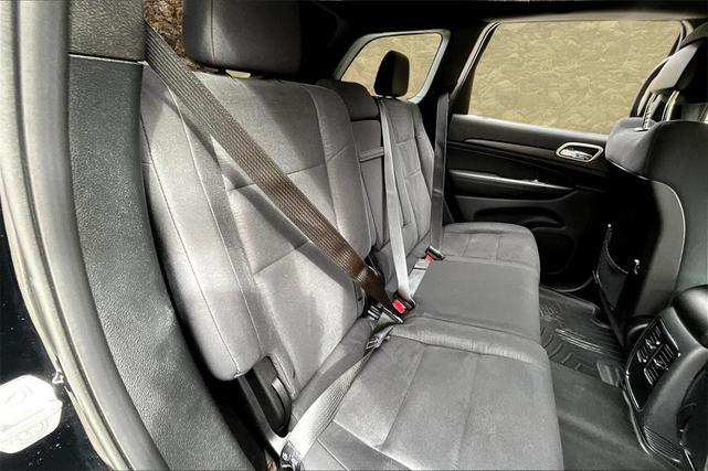 Photo of 2017 Diamond Black Crystal Pearlcoat Jeep Grand Cherokee