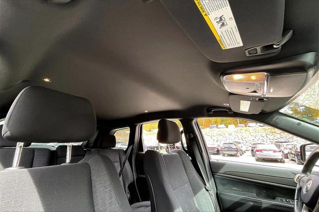 Photo of 2017 Diamond Black Crystal Pearlcoat Jeep Grand Cherokee