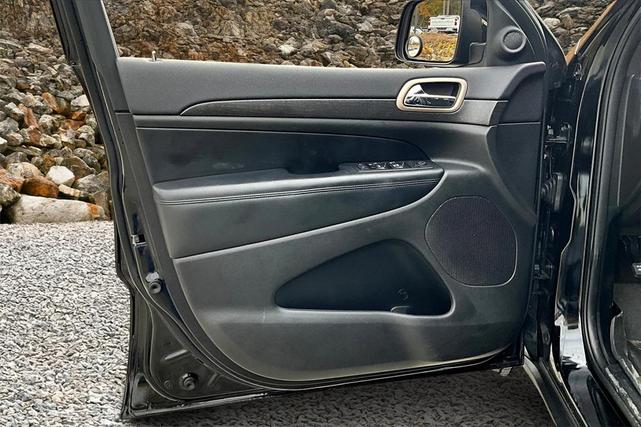 Photo of 2017 Diamond Black Crystal Pearlcoat Jeep Grand Cherokee