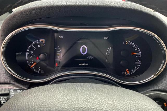 Photo of 2017 Diamond Black Crystal Pearlcoat Jeep Grand Cherokee