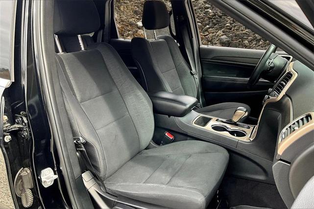 Photo of 2017 Diamond Black Crystal Pearlcoat Jeep Grand Cherokee