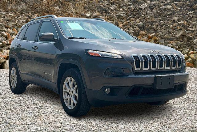 Photo of 2017 Granite Crystal Metallic Clearcoat Jeep Cherokee