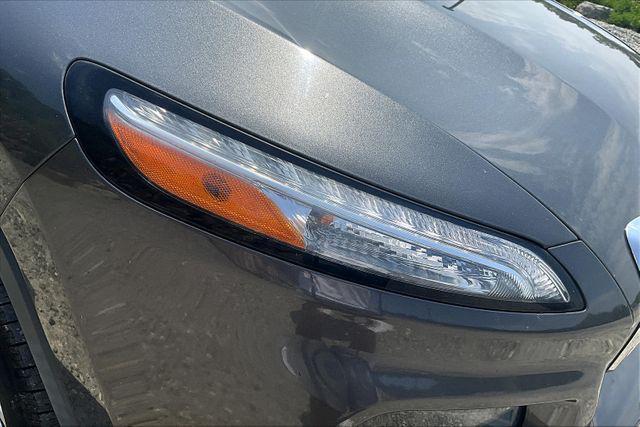 Photo of 2017 Granite Crystal Metallic Clearcoat Jeep Cherokee