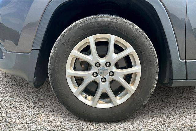 Photo of 2017 Granite Crystal Metallic Clearcoat Jeep Cherokee