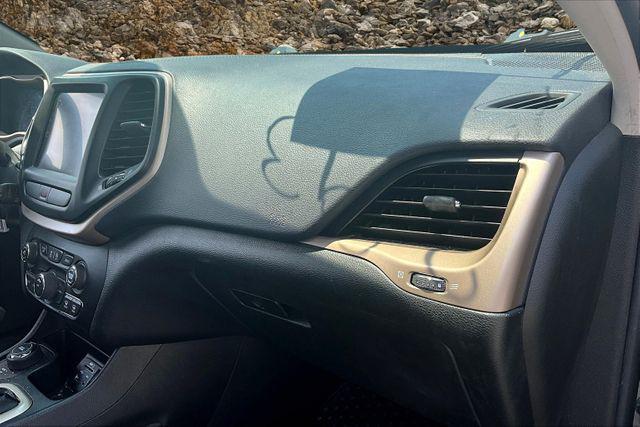 Photo of 2017 Granite Crystal Metallic Clearcoat Jeep Cherokee