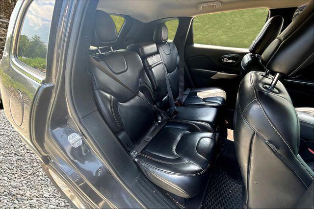 Photo of 2017 Granite Crystal Metallic Clearcoat Jeep Cherokee