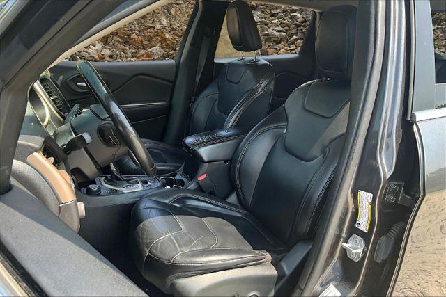 Photo of 2017 Granite Crystal Metallic Clearcoat Jeep Cherokee